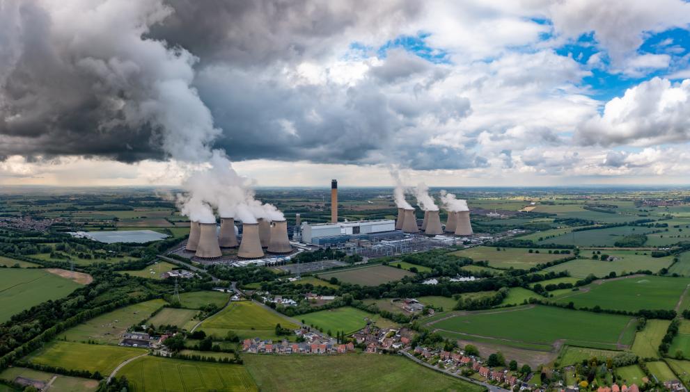 Industrial plant with smoking chimneys in the middle of a valley.