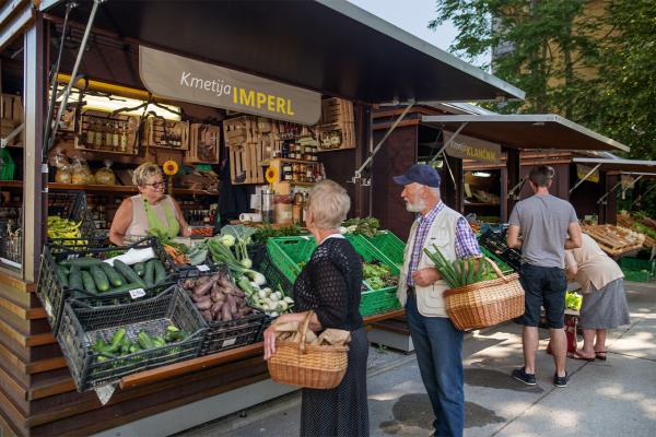 Velenje citizens at a market