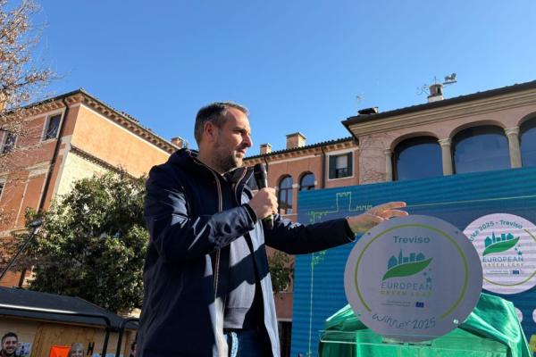 Treviso Mayor Mario Conte unveils the European Green Leaf Award plaque.
